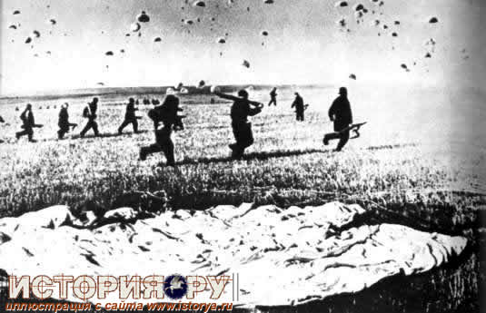 Воздушный десант пехоты во время маневров. Белорусский военный округ. 1936 г.