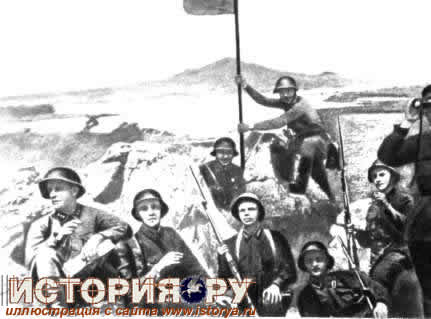 Группа советских воинов водружает Красное знамя на высоте Заозерная. 1938