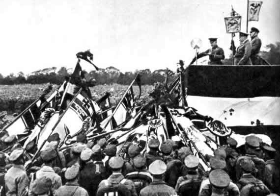 Члены союза «Стальной шлем» присягают на верность завоевательной политике. Германия. 1931