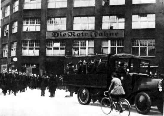 Разгром фашистской полицией типографии газеты КПГ «Роте Фане». Берлин. 1933 г