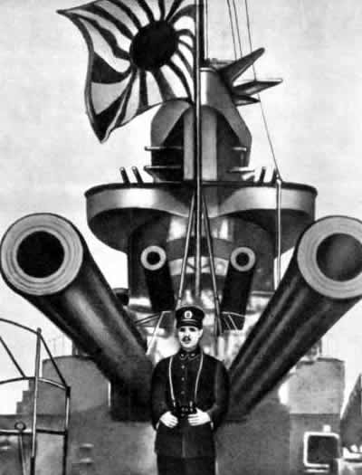 Японский милитаризм угрожает. Главнокомандующий японским флотом вице-адмирал Такахаси на фоне тяжелых орудий крейсера «Яманири». 1935 г