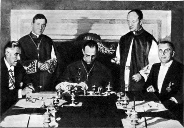 Союз церкви с фашизмом. Государственный секретарь Ватикана Пачелли (впоследствии папа Пий XII) подписывает конкордат с гитлеровским правительством. Ватикан. 1933