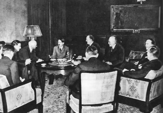 Британские политические деятели Д. Саймон и А. Иден ведут переговоры с Гитлером. 1935