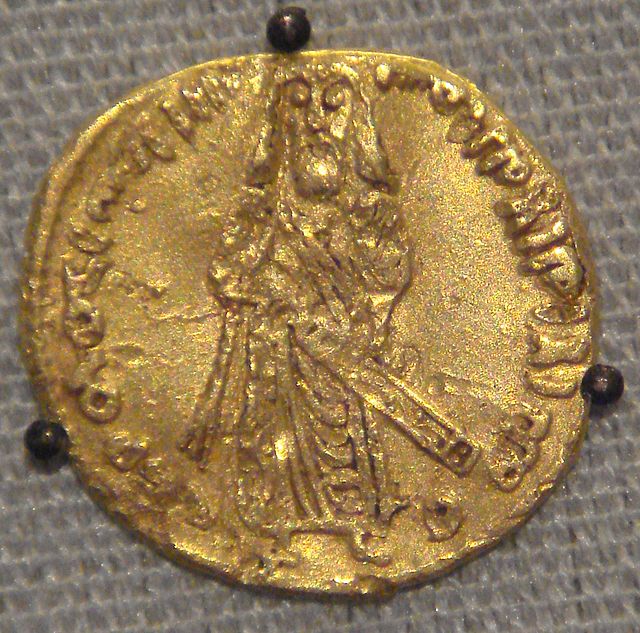 Арабский золотой динар 695 года - монета выпущена при халифе Абд-аль-Малике в 693 году, еще были живы те кто лично видел Магомета.