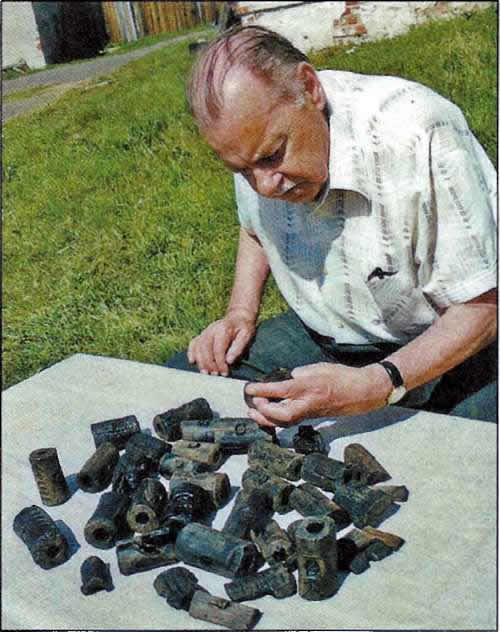Валентин Лаврентьевич Янин рассматривает деревянные пломбы после реставрации